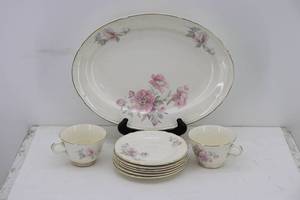 lot 34 image: Serving Set