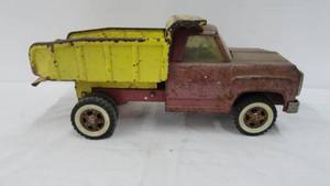 lot 8 image: Vintage Tin Tonka Dump Truck