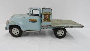 lot 10 image: Vintage Tin Tonka Truck