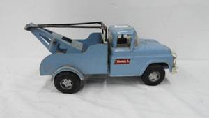 lot 25 image: Vintage Tin Buddy L Wrecker