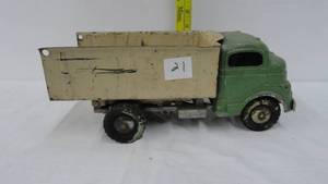 lot 21 image: Vintage Tin & Cast Structo MFP Dump Truck