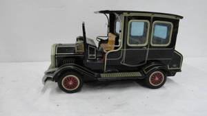 lot 29 image: Vintage Tin Battery Operated Car