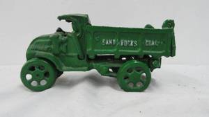 lot 52 image: Vintage Cast Iron Dump Truck