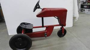 lot 121 image: Kids Peddle Tractor