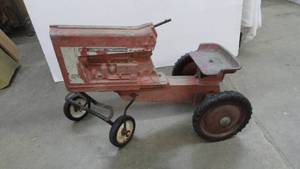 lot 122 image: Kids Peddle Tractor (Farmall)