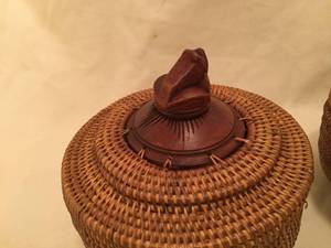 lot 276 image: Two Wicker Baskets w Frog and Turtle Lids
