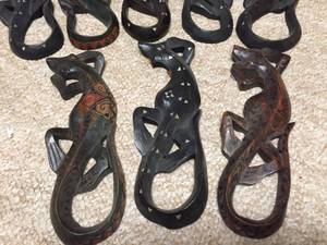 lot 367 image: 8 Carved Lizards
