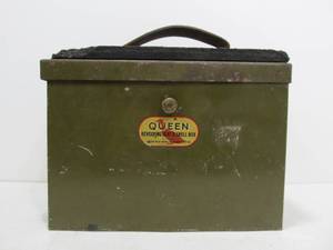 lot 22 image: Vintage Queen Revolving Seat & Shell Ammo Box Hunting Seat
