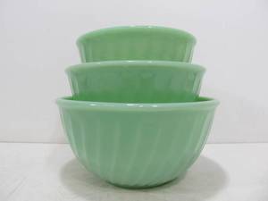 lot 44 image: Set of 3 Vintage Fire King Jadeite Mixing Nesting Bowls