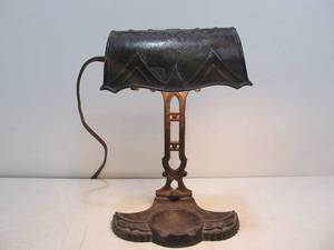 lot 46 image: Nice Old Vintage Cast Iron Bankers Lamp