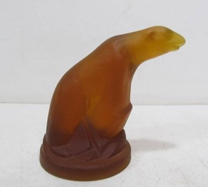 lot 48 image: Vintage Amber Glass Bear Paperweight