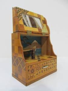 lot 76 image: Vintage Japanese Inlaid Wood Box wInterior Scene