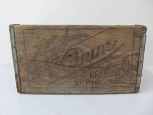 lot 91 image: Antique Pre-Prohibition HAMMS Beer Crate wBottle