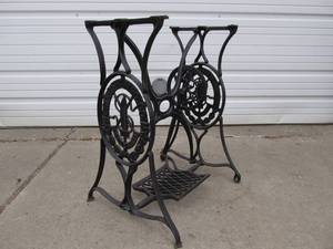 lot 122 image: Nice Antique Cast Iron SINGER Sewing Machine Treadle Base