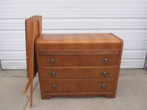 lot 123 image: Nice Vintage Deco 4-Drawer Dresser wMirror