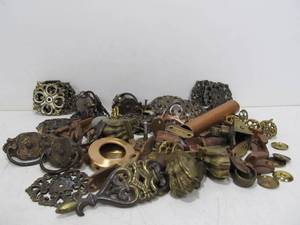 lot 127 image: Lot of Assorted Vintage Hardware Drawer Pulls etc
