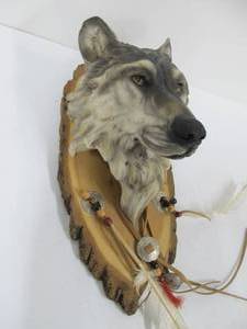lot 222 image: Large Native American Style Wolfs Head Wall Plaque