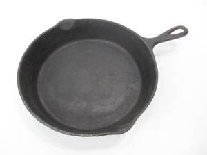lot 271 image: Old Vintage Cast Iron #8 Skillet