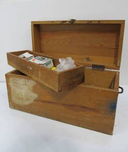 lot 283 image: Vintage Wooden Tool Chest wTools