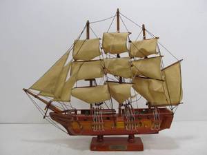 lot 226 image: Wooden USS CONSTITUTION Ship Model