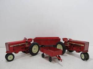 lot 184 image: 2 Vintage Diecast International Tractors wTrailers