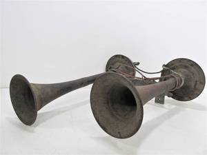 lot 252 image: Antique Automobile Double Car Horn