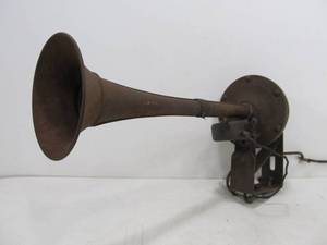 lot 253 image: Antique Automobile Car Horn