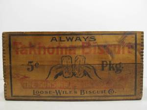 lot 304 image: Excellent Antique TAKHOMA BISCUIT Dovetailed Wood Advertising Crate