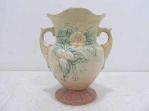 lot 324 image: Beautiful HULL ART Pottery Double Handled Floral Vase