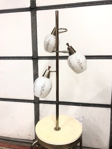 lot 18 image: Vintage Mid Century 3-Light Floor Lamp 2Table