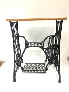 lot 351 image: Excellent Antique Cast Iron SINGER Sewing Machine Treadle Base Table
