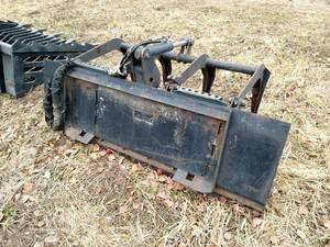 lot 14 image: 66 Grapple Bucket, Skid Loader Mou...