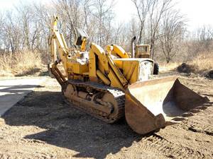 lot 4 image: John Deere 450 Traxcavator, 4 Cylin...
