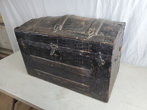 lot 95 image: Vintage Humpback Trunk with Storage Tray
