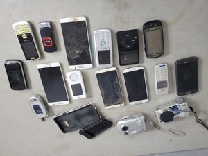 lot 101 image: Assorted Cell Phones and Cameras for Parts