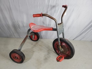 lot 151 image: Vintage Angeles Metal Tricycle
