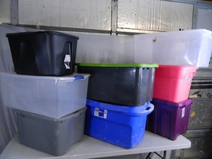 lot 46 image: 8 Tote with Lids