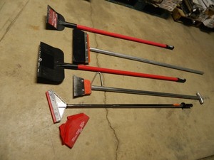 lot 18 image: 5 Flooring Scrapers