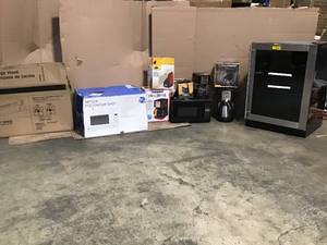 Pallet with assorted Kitchen items customer returns not inspected see pictures