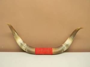 lot 29 image: VINTAGE - CATCH A BUD BY THE HORNS BUDWEISER BEER HORN DISPLAY - NICE - APPROX 20 WIDE - SEE PICTURES