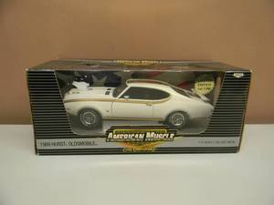 lot 6 image: AMERICAN MUSCLE 118 SCALE 1969 HURST OLDSMOBILE DIECAST - NEW IN BOX - SEE PICTURES