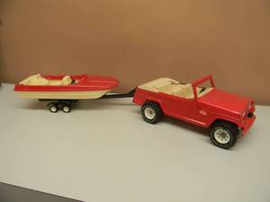 lot 11 image: Vintage 1970s Tonka Jeep With Boat & Trailer Rare Collectible - RED - SEE PICTURES