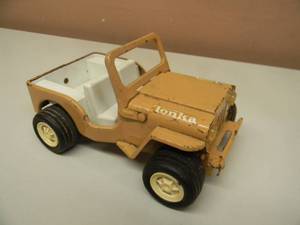 lot 19 image: Vintage 1970s Tonka Jeep, Pressed Steel - RARE TAN COLOR - SEE PICTURES