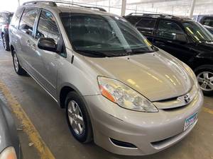 lot 9 image: 2009 Toyota Sienna CE