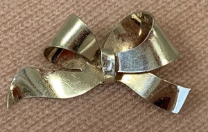 lot 61 image: Sterling Silver Bow Pin