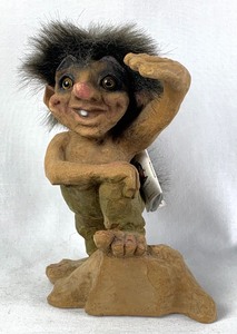 lot 106 image: Ny Form Norwegian Troll, Style # 176, Troll Scouting, 7.5 Tall (Discontinued 2003)