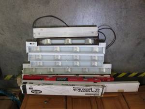 lot 42 image: Various Size Under Cabinet Task Lig...