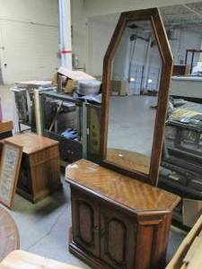 lot 117 image: Cabinet With Mountable Mirror & Sid...