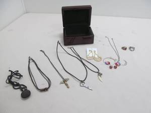 lot 28 image: jewelry, jewelry box