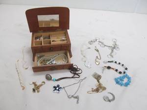 lot 98 image: jewlery,jewlery box